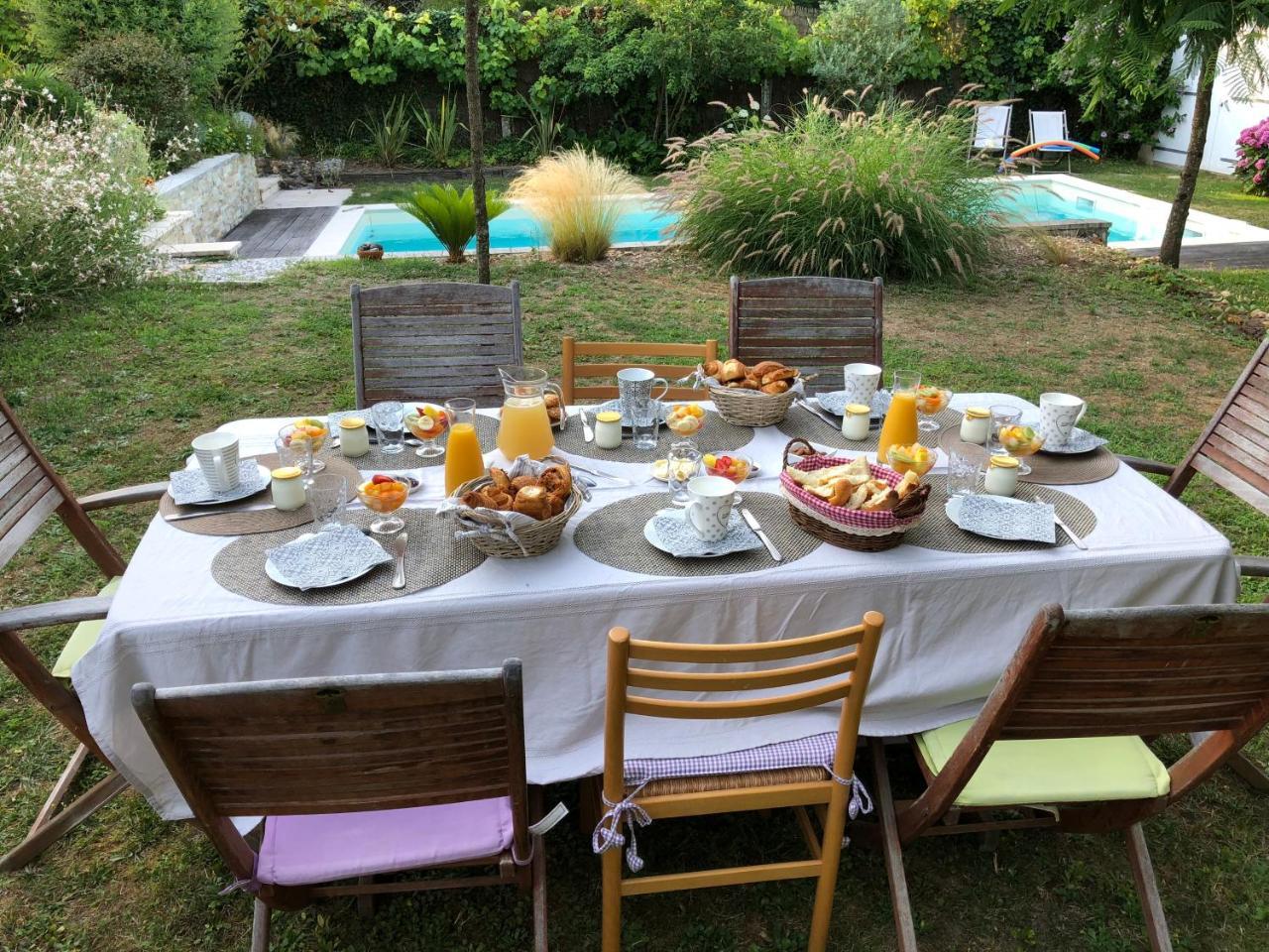 Logis Du Lievre D'Or Bed and Breakfast Montbazon Eksteriør billede
